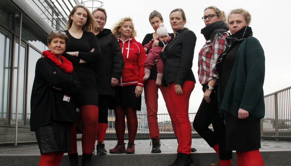 NEI TIL ENDRING: Kvinner i Fagforbundet demonstrer mot endring i abortloven. F.v. Mette Nord, Maren Oddvang, Siri Follerås, Randi Færvik, Stine Westrum, Petra Westrum (6mnd), Anna Elisabeth Uran, Trine Posaas Nilsen og Kathrine Forsdahl. NEI TIL ENDRING: Kvinner i Fagforbundet demonstrer mot endring i abortloven. F.v. Mette Nord, Maren Oddvang, Siri Follerås, Randi Færvik, Stine Westrum, Petra Westrum (6mnd), Anna Elisabeth Uran, Trine Posaas Nilsen og Kathrine Forsdahl.