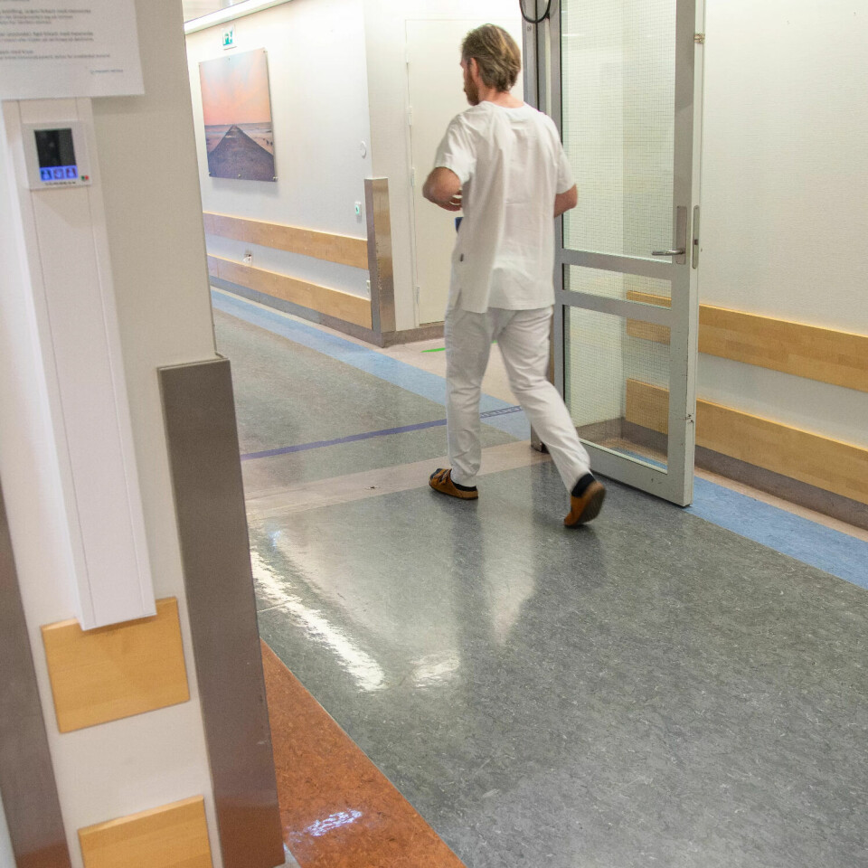 I GULVET: Fotmerker indikerer hvor laserstrålen kan brytes I GULVET: Fotmerker indikerer hvor laserstrålen kan brytes