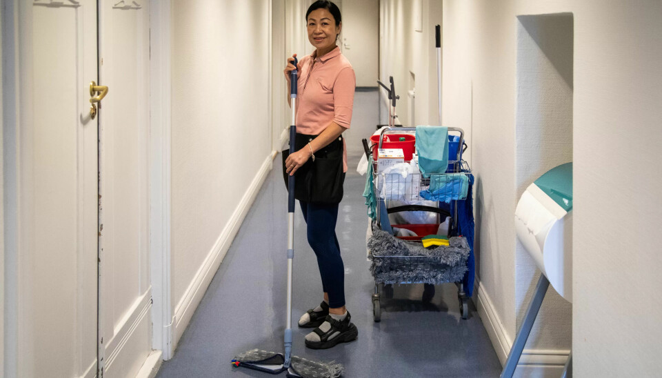 BAKGANG: Den Nationale Scene er en hyggelig arbeidsplass, sier renholder Mayura Torkildsen. BAKGANG: Den Nationale Scene er en hyggelig arbeidsplass, sier renholder Mayura Torkildsen.