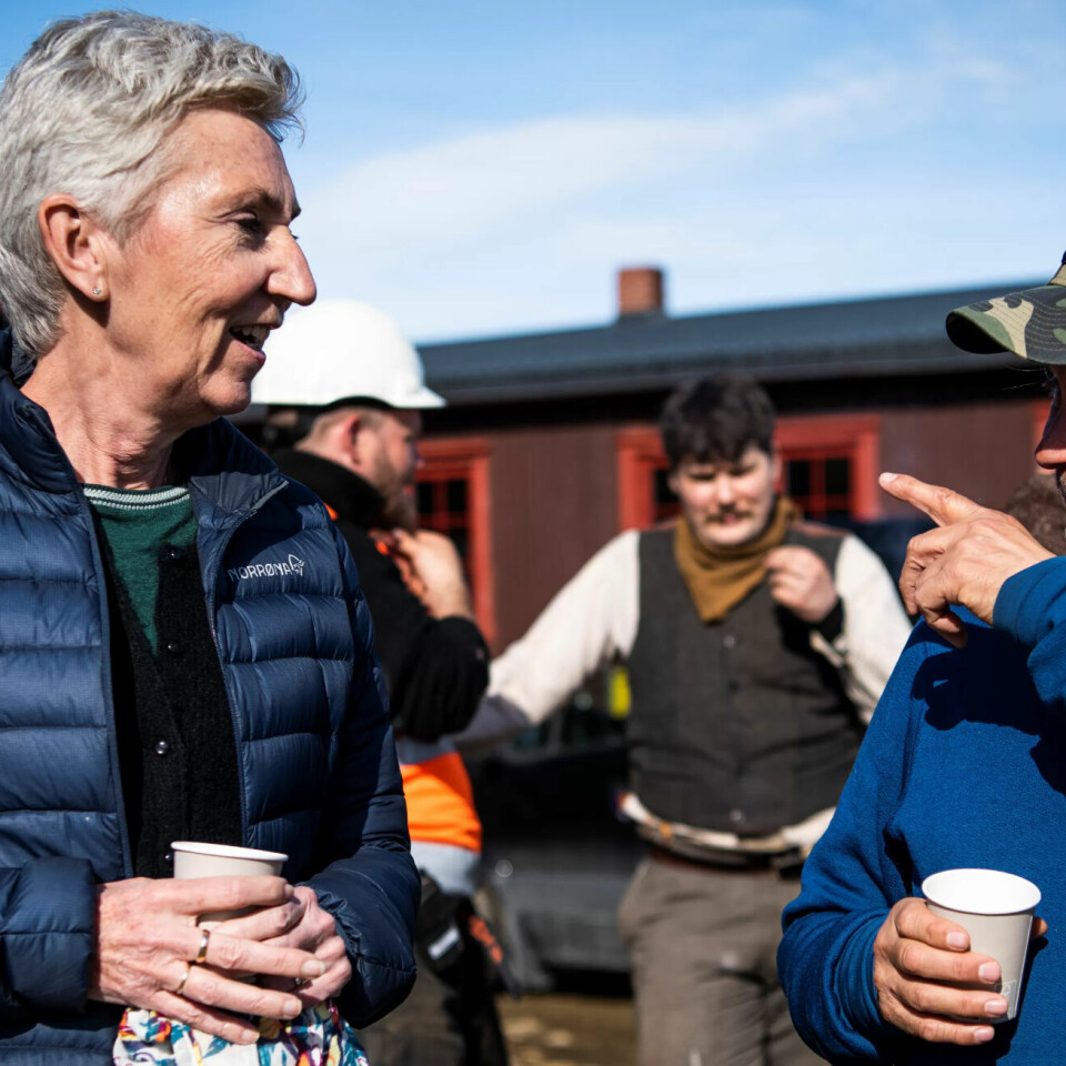 STATIST: Regissør Nils Gaup i samtale med LO-leder Peggy Hesssen Følsvik, som hadde en statistrolle i filmen. STATIST: Regissør Nils Gaup i samtale med LO-leder Peggy Hesssen Følsvik, som hadde en statistrolle i filmen.