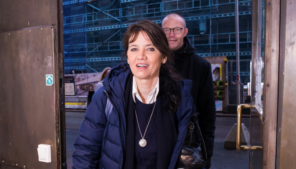 VIL FÅ SLUTT PÅ STREIKEN: – Det er i ferd med å gå ut over arbeidsplassene snart om vi ikke får en løsning, sier Anne-Kari Bratten på vei inn til mekling hos Riksmekleren. VIL FÅ SLUTT PÅ STREIKEN: – Det er i ferd med å gå ut over arbeidsplassene snart om vi ikke får en løsning, sier Anne-Kari Bratten på vei inn til mekling hos Riksmekleren.