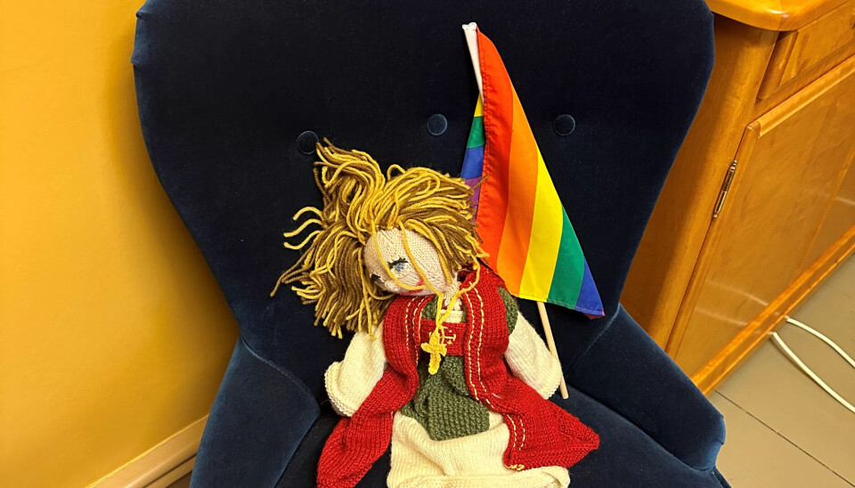 BISKOPEN OG PRIDE: Dokka er henne, og hun fikk den i gave. – Jeg er glad for at alle vi biskoper nå er ganske enige om at Kirken på Pride er viktig. Vi har prester og ansatte som er transpersoner. Vår oppgave er å lage trygge, gode arbeidsplasser for alle. BISKOPEN OG PRIDE: Dokka er henne, og hun fikk den i gave. – Jeg er glad for at alle vi biskoper nå er ganske enige om at Kirken på Pride er viktig. Vi har prester og ansatte som er transpersoner. Vår oppgave er å lage trygge, gode arbeidsplasser for alle.