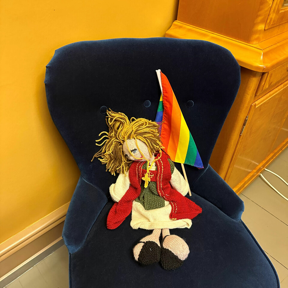 BISKOPEN OG PRIDE: Dokka er henne, og hun fikk den i gave. – Jeg er glad for at alle vi biskoper nå er ganske enige om at Kirken på Pride er viktig. Vi har prester og ansatte som er transpersoner. Vår oppgave er å lage trygge, gode arbeidsplasser for alle. BISKOPEN OG PRIDE: Dokka er henne, og hun fikk den i gave. – Jeg er glad for at alle vi biskoper nå er ganske enige om at Kirken på Pride er viktig. Vi har prester og ansatte som er transpersoner. Vår oppgave er å lage trygge, gode arbeidsplasser for alle.