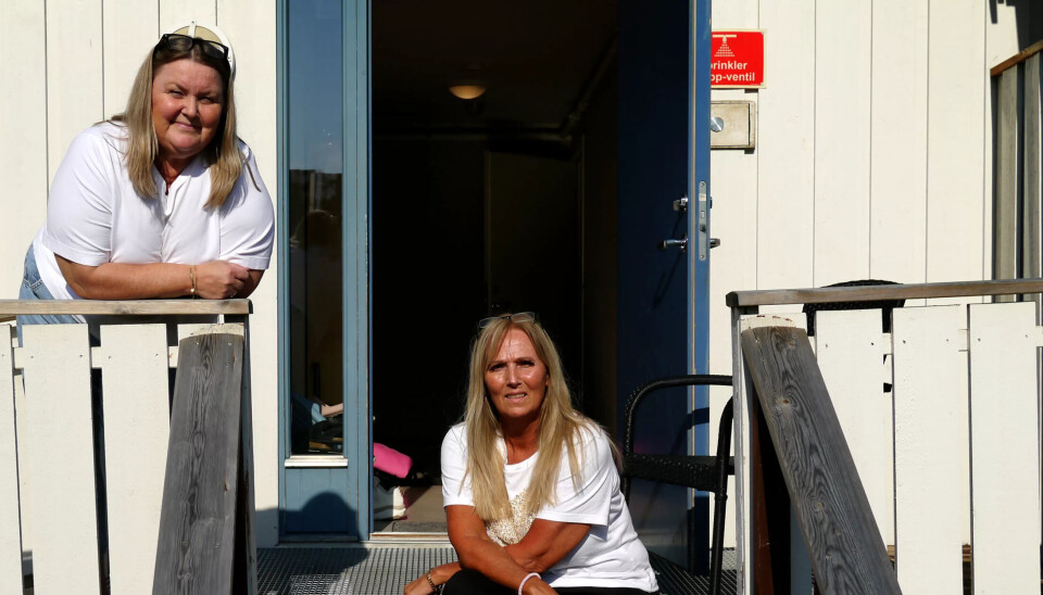 VIL IKKE MED: Både Gunn Nypen (59) (t.v.) og Mona Pettersen (53) sier de vil bytte arbeidssted dersom den boligen de arbeider på, blir overtatt av en privat operatør. VIL IKKE MED: Både Gunn Nypen (59) (t.v.) og Mona Pettersen (53) sier de vil bytte arbeidssted dersom den boligen de arbeider på, blir overtatt av en privat operatør.