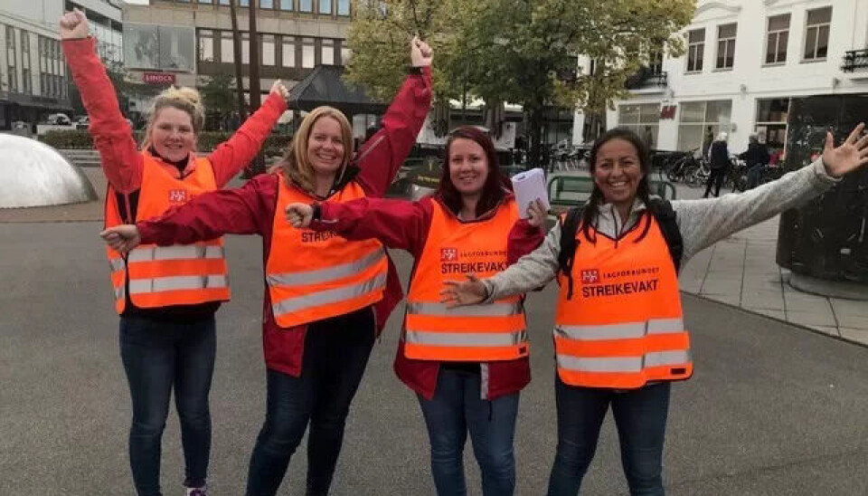 TARIFFAVTALE: Lottelise Kjær, Heidi Aske, Sandra Natalie Allum, Sandra Santos Vikan er veldig fornøyd med at de nå kan gå tilbake til jobgen med tariffavtale i orden. TARIFFAVTALE: Lottelise Kjær, Heidi Aske, Sandra Natalie Allum, Sandra Santos Vikan er veldig fornøyd med at de nå kan gå tilbake til jobgen med tariffavtale i orden.