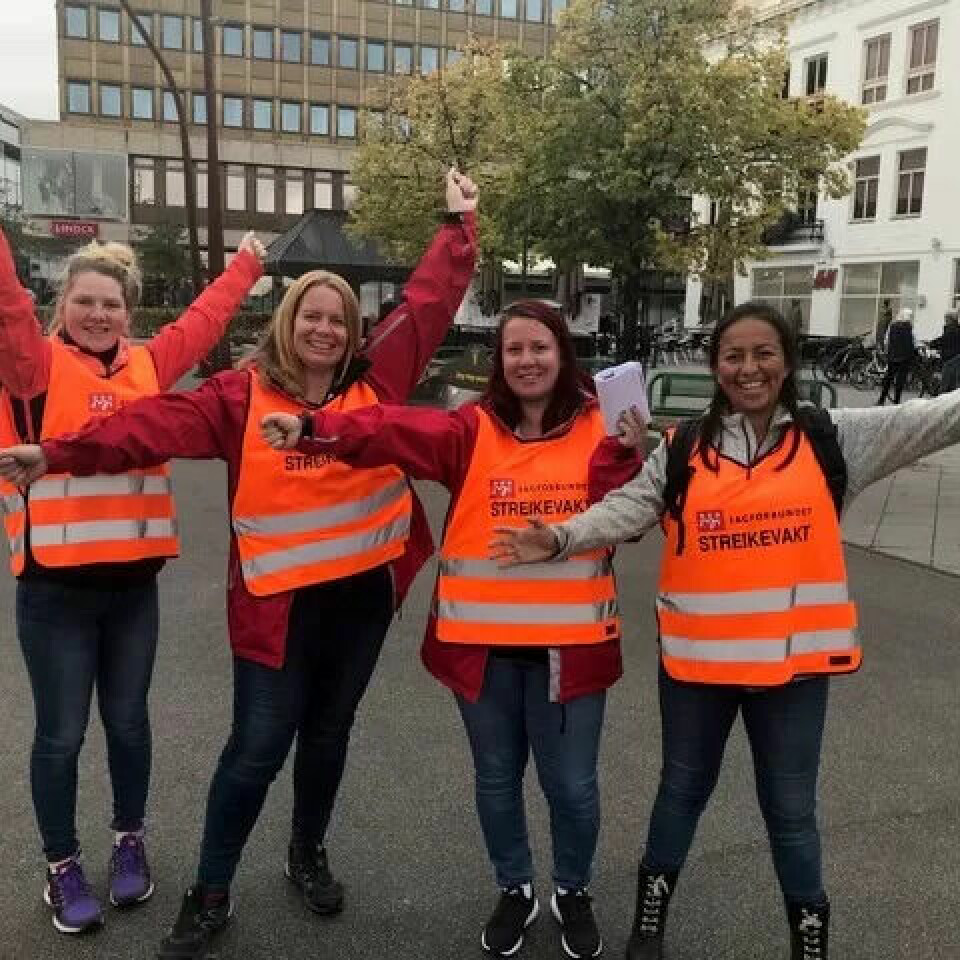 TARIFFAVTALE: Lottelise Kjær, Heidi Aske, Sandra Natalie Allum, Sandra Santos Vikan er veldig fornøyd med at de nå kan gå tilbake til jobgen med tariffavtale i orden. TARIFFAVTALE: Lottelise Kjær, Heidi Aske, Sandra Natalie Allum, Sandra Santos Vikan er veldig fornøyd med at de nå kan gå tilbake til jobgen med tariffavtale i orden.