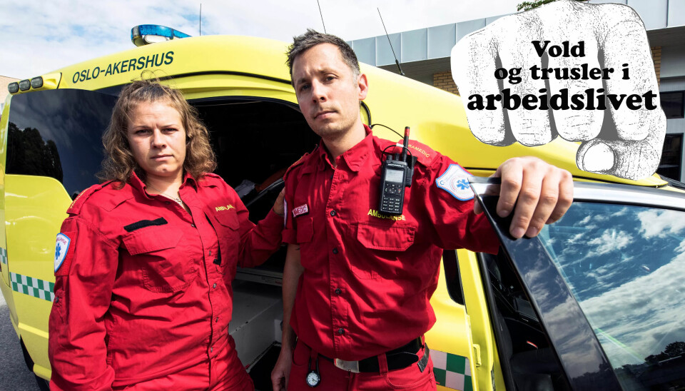DEBRIEFING: Ambulansetjenesten har en egen ordning med kollegastøtte der ansatte som opplever dramatiske situasjoner, blir tilbudt samtaler med kollegaer som har videreutdanning i psykotraumatologi. Carl Robert Christiansen og Anette Myrseth er godt fornøyd med oppfølgingen fra arbeidsgiver. DEBRIEFING: Ambulansetjenesten har en egen ordning med kollegastøtte der ansatte som opplever dramatiske situasjoner, blir tilbudt samtaler med kollegaer som har videreutdanning i psykotraumatologi. Carl Robert Christiansen og Anette Myrseth er godt fornøyd med oppfølgingen fra arbeidsgiver.
