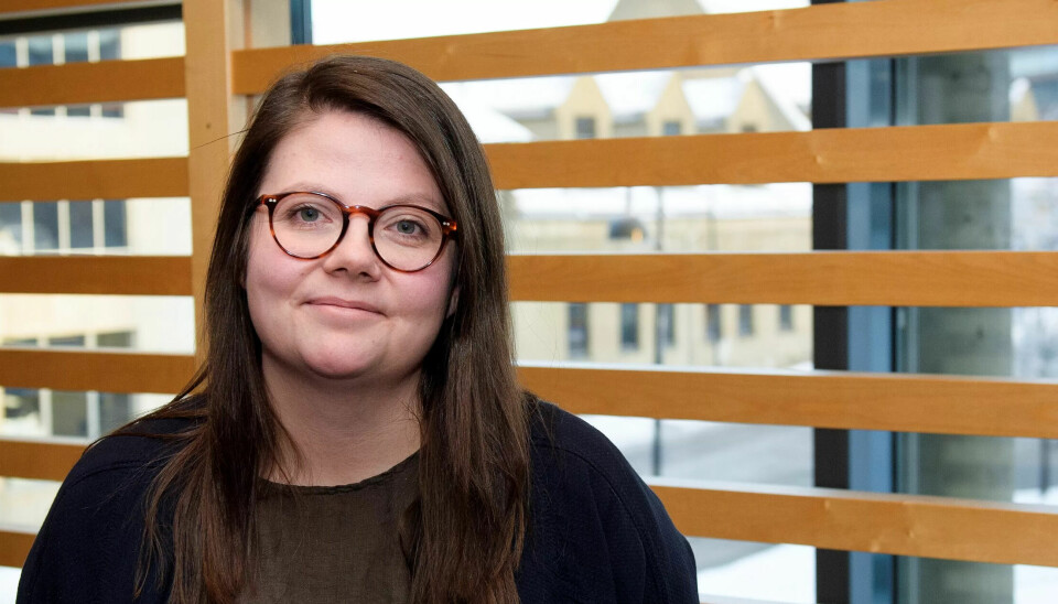 USIKKERT. Lena Grønstad aner ikke hva slags pensjon som venter i andre enden av arbeidslivet. Hun liker ikke at stadig mer av ansvaret skyves bort fra fellesskapet og over på den enkelte USIKKERT. Lena Grønstad aner ikke hva slags pensjon som venter i andre enden av arbeidslivet. Hun liker ikke at stadig mer av ansvaret skyves bort fra fellesskapet og over på den enkelte