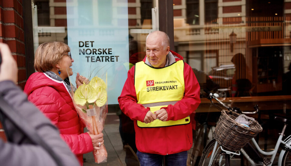 STREIKET INN I PENSJONSTILVÆRELSEN: Forbundsleder Mette Nord takket Finn Kirkeby for innsatsen som medlem, tillitsvalgt og streikende på hans siste arbeidsdag, på barrikadene for bedre pensjon for sine yngre kollegaer. STREIKET INN I PENSJONSTILVÆRELSEN: Forbundsleder Mette Nord takket Finn Kirkeby for innsatsen som medlem, tillitsvalgt og streikende på hans siste arbeidsdag, på barrikadene for bedre pensjon for sine yngre kollegaer.