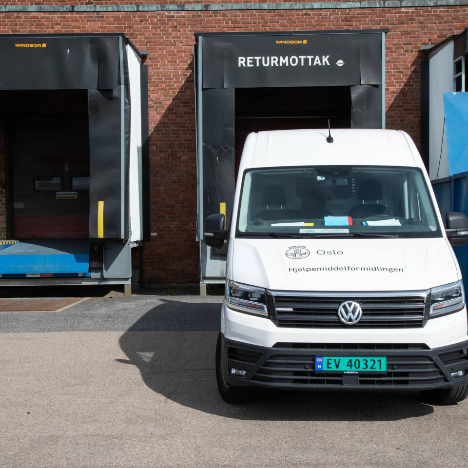 TRANSPORT: Hjelpemiddelsentralen leverer ut til kommunene. Mens kommunene sørger for retur av utstyr. TRANSPORT: Hjelpemiddelsentralen leverer ut til kommunene. Mens kommunene sørger for retur av utstyr.