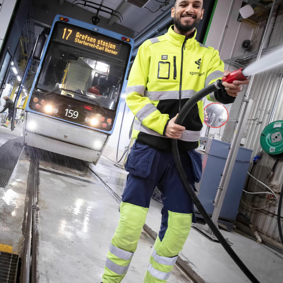 Zeeshan Muhammad er blant renholderne som sørger for at din trikkereise blir komfortabel og trygg. Zeeshan Muhammad er blant renholderne som sørger for at din trikkereise blir komfortabel og trygg.
