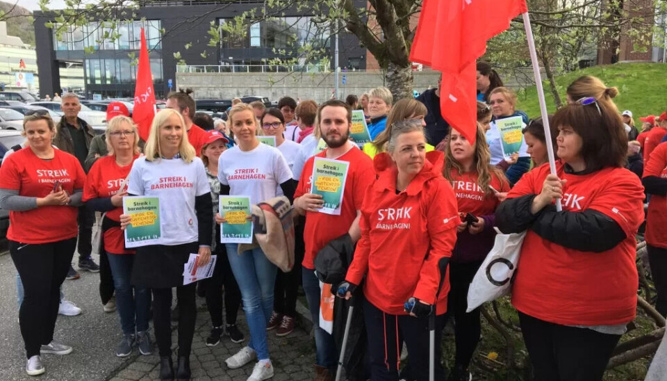 MARKERTE SEG: De streikende Akasia-ansatte markerte seg med plakater og informasjonsmateriell utenfor Fana Kirke tidligere denne uka. Nå utvides streiken med 43 ansatte i Akasias virksomheter. MARKERTE SEG: De streikende Akasia-ansatte markerte seg med plakater og informasjonsmateriell utenfor Fana Kirke tidligere denne uka. Nå utvides streiken med 43 ansatte i Akasias virksomheter.