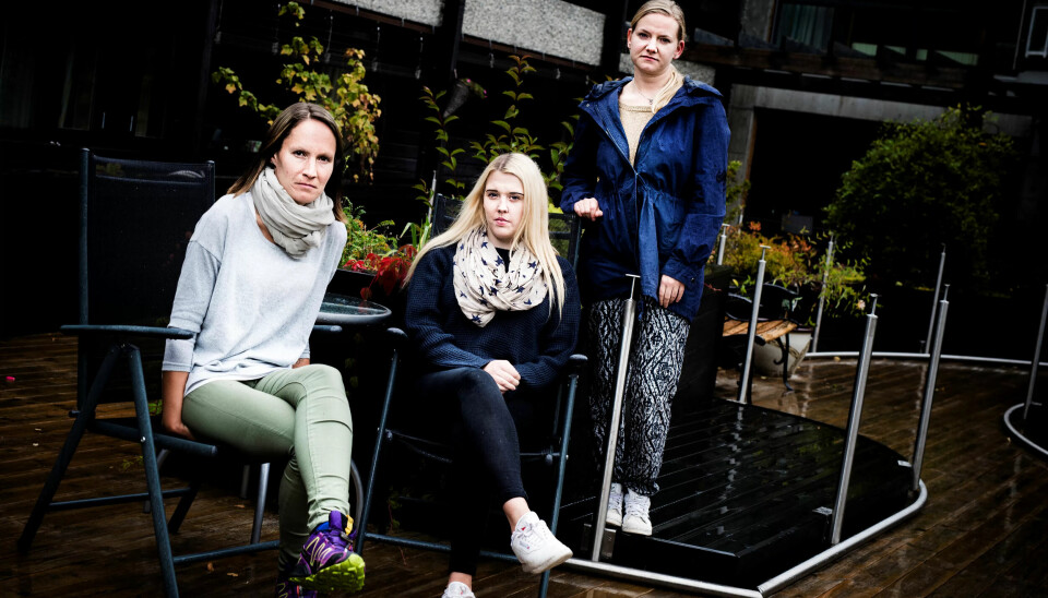 URETTFERDIG: Helsefagarbeiderne i den nye vikarpoolen i Nore og Uvdal mener de blir forskjellsbehandlet av kommunen. Fra venstre: Torunn Røisgaard, Veronica Tollefsen og Nina Vedhus. URETTFERDIG: Helsefagarbeiderne i den nye vikarpoolen i Nore og Uvdal mener de blir forskjellsbehandlet av kommunen. Fra venstre: Torunn Røisgaard, Veronica Tollefsen og Nina Vedhus.