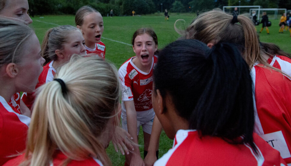OVERKJØRING: Etter en kamp med både glede og tårer vinner Sunndal 11-2 over gjestene fra Hustadvika. Det blir feiret med et lagrop mens mørket senker seg over Sunndalsfjella i bakgrunnen. OVERKJØRING: Etter en kamp med både glede og tårer vinner Sunndal 11-2 over gjestene fra Hustadvika. Det blir feiret med et lagrop mens mørket senker seg over Sunndalsfjella i bakgrunnen.