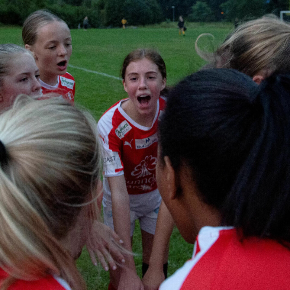 OVERKJØRING: Etter en kamp med både glede og tårer vinner Sunndal 11-2 over gjestene fra Hustadvika. Det blir feiret med et lagrop mens mørket senker seg over Sunndalsfjella i bakgrunnen. OVERKJØRING: Etter en kamp med både glede og tårer vinner Sunndal 11-2 over gjestene fra Hustadvika. Det blir feiret med et lagrop mens mørket senker seg over Sunndalsfjella i bakgrunnen.