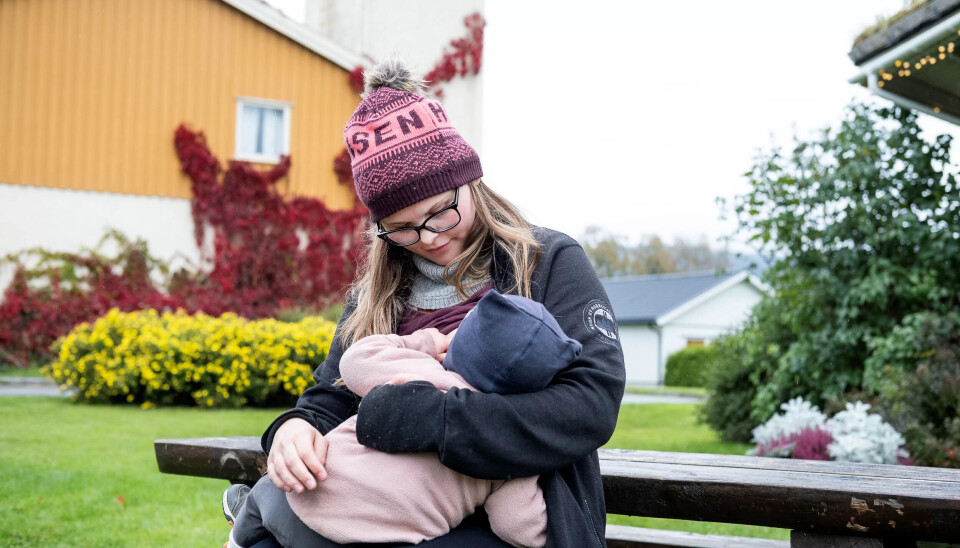 Ammestopp: Nora Landrø Smestad har nettopp hentet sin 16 måneder gamle datter i barnehagen. På vei hjem legger de inn et ammestopp i Tusenårsparken i Fannrem. Ammestopp: Nora Landrø Smestad har nettopp hentet sin 16 måneder gamle datter i barnehagen. På vei hjem legger de inn et ammestopp i Tusenårsparken i Fannrem.