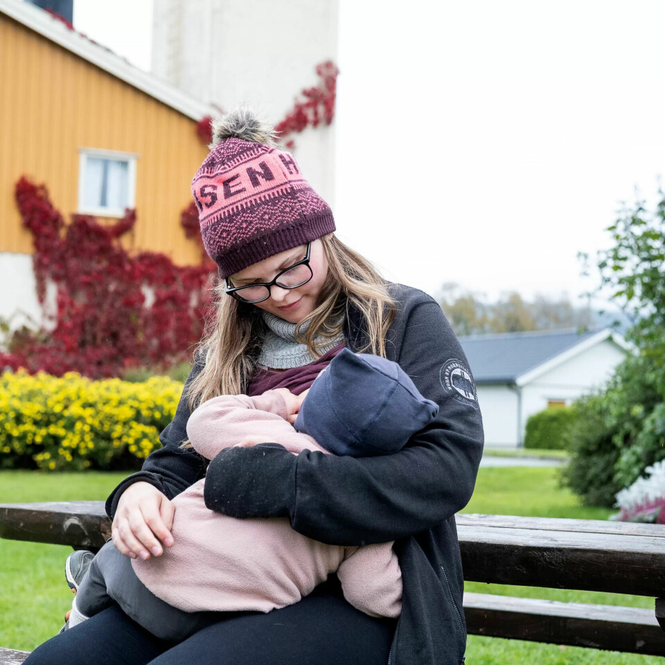 Ammestopp: Nora Landrø Smestad har nettopp hentet sin 16 måneder gamle datter i barnehagen. På vei hjem legger de inn et ammestopp i Tusenårsparken i Fannrem. Ammestopp: Nora Landrø Smestad har nettopp hentet sin 16 måneder gamle datter i barnehagen. På vei hjem legger de inn et ammestopp i Tusenårsparken i Fannrem.