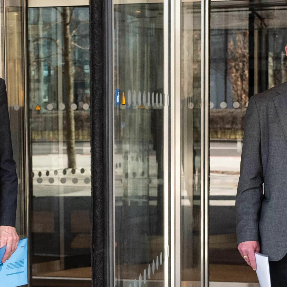 2,7 PROSENT: Virke-direktør Torgeir Kroken (t.v.) og LO-nestleder Roger Heimli peker på at de har fått til samme resultat som i LO/NHO-oppgjøret. 2,7 PROSENT: Virke-direktør Torgeir Kroken (t.v.) og LO-nestleder Roger Heimli peker på at de har fått til samme resultat som i LO/NHO-oppgjøret.