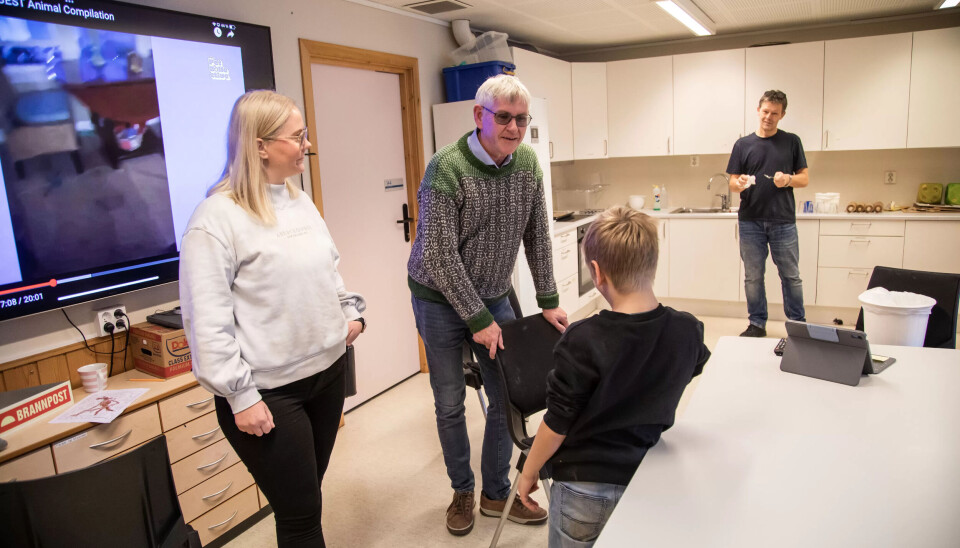 BAKEDAG: Lukten fra nybakte havrekjeks brer seg i gangene på Norheim skole på Karmøy. En liten gruppe med elever har bakedag. SFO-leder Karen Haugsnes og rektor John Geir Knutsen i front med lærer og dagens bakeansvarlige Arne Edvard Jacobsen i bakgrunnen. BAKEDAG: Lukten fra nybakte havrekjeks brer seg i gangene på Norheim skole på Karmøy. En liten gruppe med elever har bakedag. SFO-leder Karen Haugsnes og rektor John Geir Knutsen i front med lærer og dagens bakeansvarlige Arne Edvard Jacobsen i bakgrunnen.