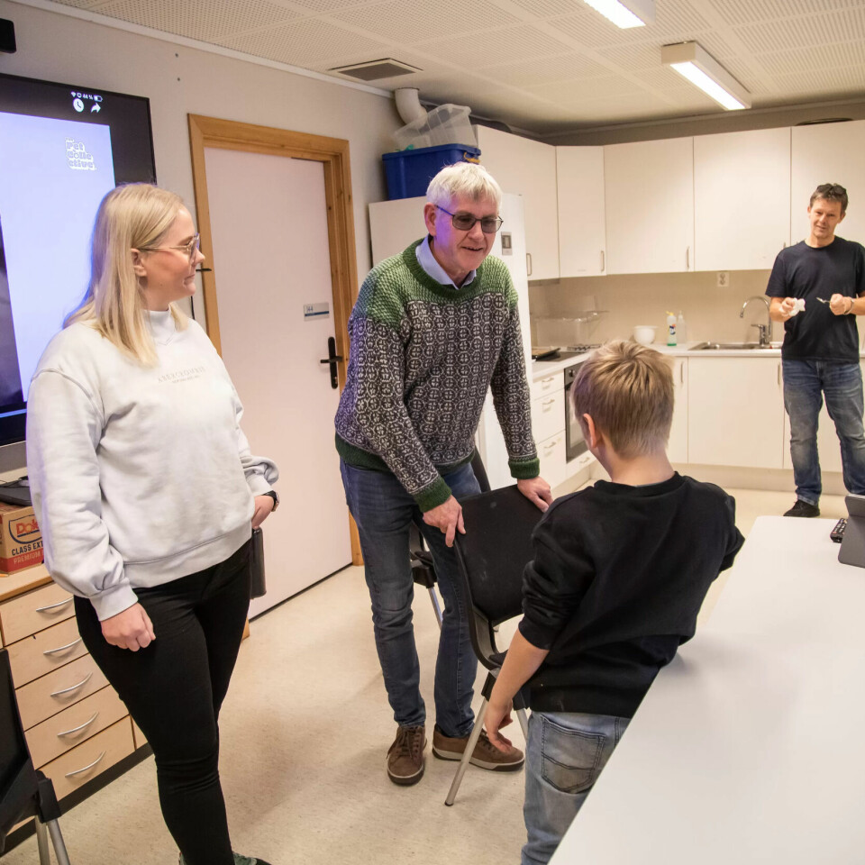BAKEDAG: Lukten fra nybakte havrekjeks brer seg i gangene på Norheim skole på Karmøy. En liten gruppe med elever har bakedag. SFO-leder Karen Haugsnes og rektor John Geir Knutsen i front med lærer og dagens bakeansvarlige Arne Edvard Jacobsen i bakgrunnen. BAKEDAG: Lukten fra nybakte havrekjeks brer seg i gangene på Norheim skole på Karmøy. En liten gruppe med elever har bakedag. SFO-leder Karen Haugsnes og rektor John Geir Knutsen i front med lærer og dagens bakeansvarlige Arne Edvard Jacobsen i bakgrunnen.