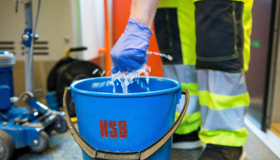 RAMMES IGJEN: Det er en skam at det er renholderne som blir hardest rammet av anbud- og konkurranseutsetting, mener Arne Nævra (SV). RAMMES IGJEN: Det er en skam at det er renholderne som blir hardest rammet av anbud- og konkurranseutsetting, mener Arne Nævra (SV).
