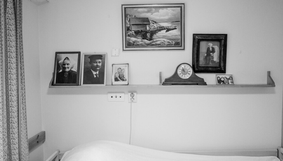 ANDAKT: Flere av andaktene Yvonne har skjer inne på rommet til sykehjemsbeboerne. Aslaug var en av de som ofte hadde Yvonne på besøk hos seg. Hun døde i løpet av sommeren, 95 år gammel. Bilde er godkjent av hennes pårørende. ANDAKT: Flere av andaktene Yvonne har skjer inne på rommet til sykehjemsbeboerne. Aslaug var en av de som ofte hadde Yvonne på besøk hos seg. Hun døde i løpet av sommeren, 95 år gammel. Bilde er godkjent av hennes pårørende.