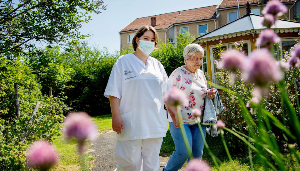 EN EKSTRA HÅND: Takket være Caroline kan Emmy nyte sommerdagen i Manglerud sykehjems frodige hage. EN EKSTRA HÅND: Takket være Caroline kan Emmy nyte sommerdagen i Manglerud sykehjems frodige hage.