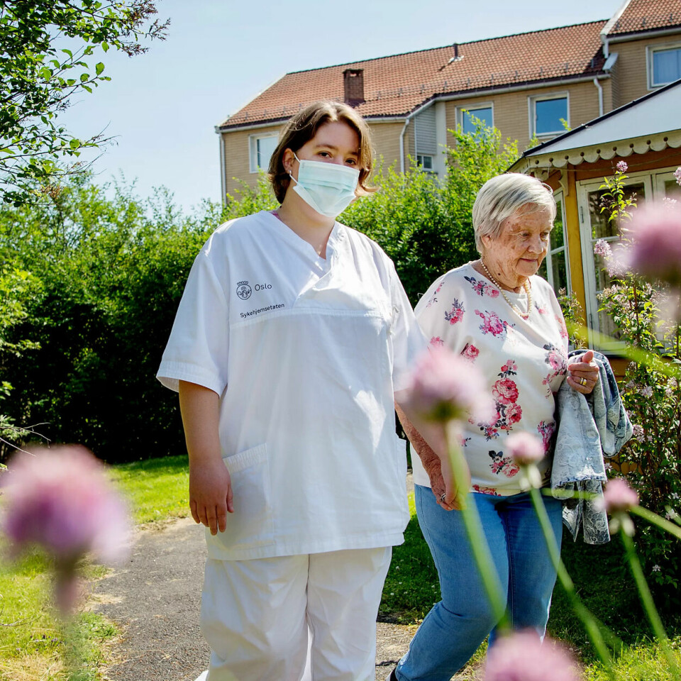 EN EKSTRA HÅND: Takket være Caroline kan Emmy nyte sommerdagen i Manglerud sykehjems frodige hage. EN EKSTRA HÅND: Takket være Caroline kan Emmy nyte sommerdagen i Manglerud sykehjems frodige hage.