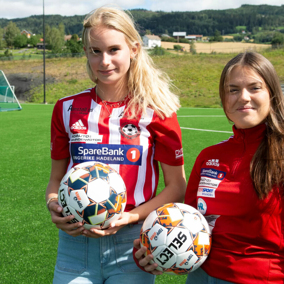 Derfor sendte Fagforbundet 40 fotballer til Hadeland: Vil ha flere fagforeninger til å støtte kvinnefotball