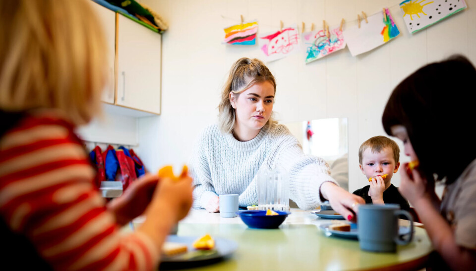 IKKE SÆRALDERSGRENSE: Mens sykepleiere, helsefagarbeidere, vernepleiere og renholdere i dag har særaldersgrense, har ikke barne- og ungdomsarbeider Josefine Weiby Koller (22) og hennes kollegaer i barnehage og skole det. Prosessen som nå er satt i gang for å se på særaldersgrensene, åpner imidlertid for at nye yrkesgrupper også kan få gå av tidligere med pensjon. IKKE SÆRALDERSGRENSE: Mens sykepleiere, helsefagarbeidere, vernepleiere og renholdere i dag har særaldersgrense, har ikke barne- og ungdomsarbeider Josefine Weiby Koller (22) og hennes kollegaer i barnehage og skole det. Prosessen som nå er satt i gang for å se på særaldersgrensene, åpner imidlertid for at nye yrkesgrupper også kan få gå av tidligere med pensjon.