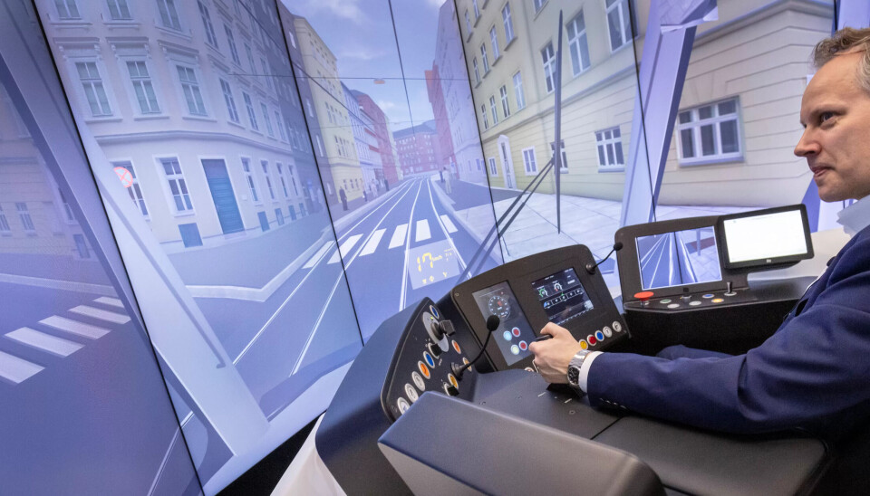 TRIKKEFØRERMINISTER: Samferdselsminister Jon-Ivar Nygård begynner å få dreisen på å kjøre trikk. TRIKKEFØRERMINISTER: Samferdselsminister Jon-Ivar Nygård begynner å få dreisen på å kjøre trikk.