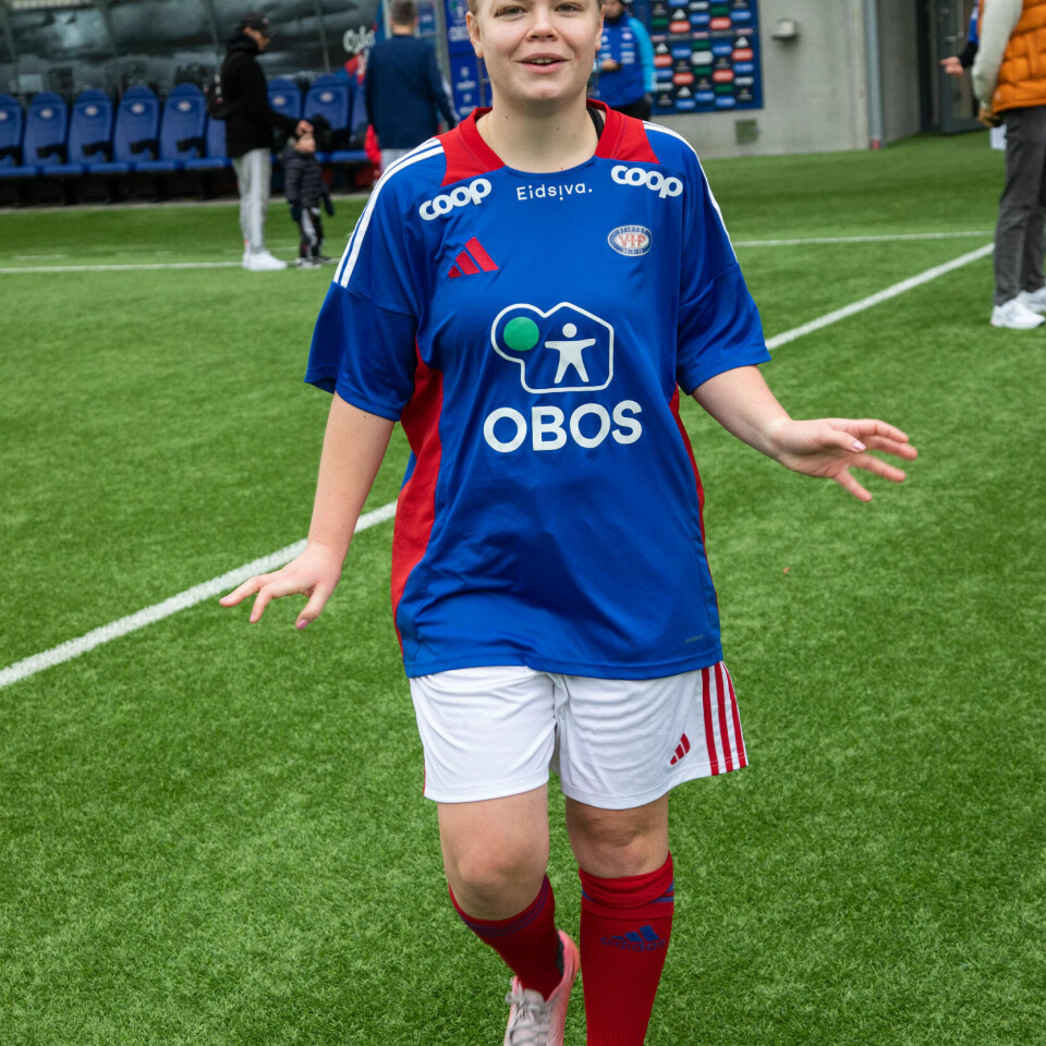 BLANT GUTTA: Gatelagene er for begge kjønn, men Tomine (24) var eneste jente som spilte Vålerengas jubileumskamp. BLANT GUTTA: Gatelagene er for begge kjønn, men Tomine (24) var eneste jente som spilte Vålerengas jubileumskamp.