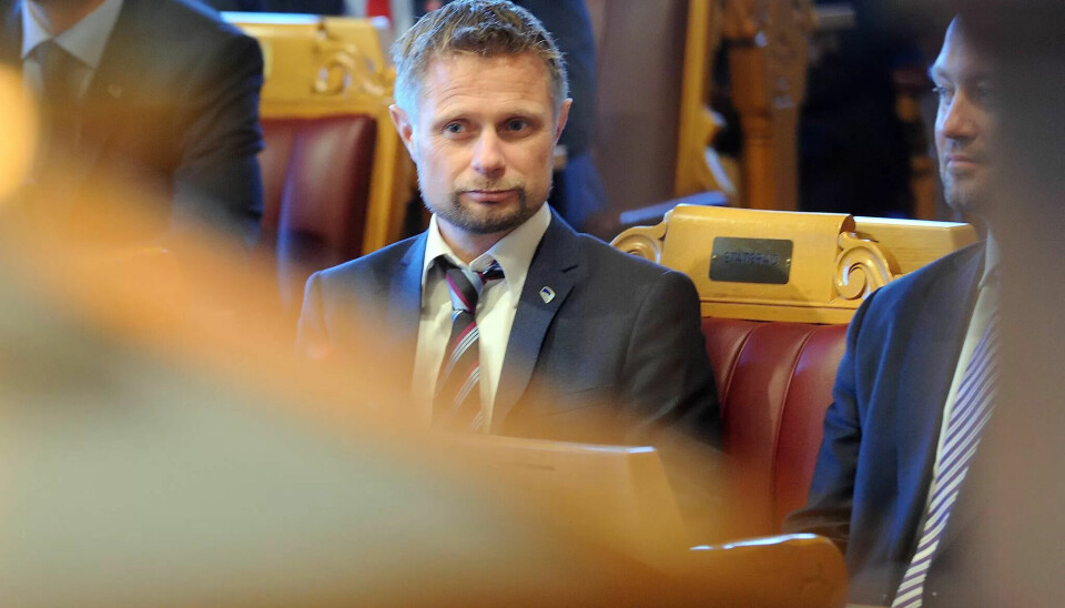 Helseminister Bent Høie framhever at sikkerhetsvurderinger er styrets ansvar, ikke foretaksmøtet, når Fagforbundet peker på at han har ansvaret, og at bare han skrev under IKT-foretaksprotokollen. Helseminister Bent Høie framhever at sikkerhetsvurderinger er styrets ansvar, ikke foretaksmøtet, når Fagforbundet peker på at han har ansvaret, og at bare han skrev under IKT-foretaksprotokollen.