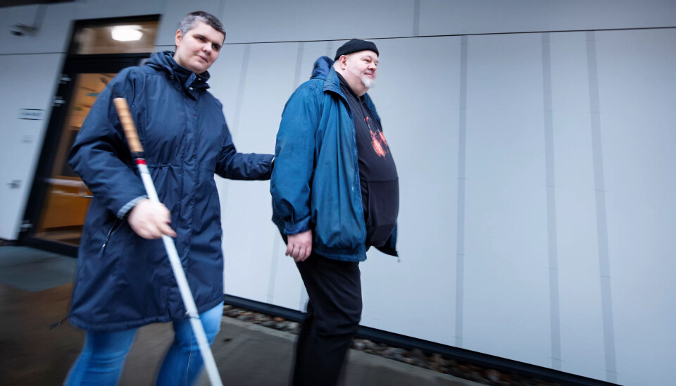 LEDSAGER: Morten Magraff Kjelkenes er med på spennende reiser og gode konserter. Men han kan styre seg for å være med arbeidslederen når Mirnesa Balgic skal på fotballkamp. LEDSAGER: Morten Magraff Kjelkenes er med på spennende reiser og gode konserter. Men han kan styre seg for å være med arbeidslederen når Mirnesa Balgic skal på fotballkamp.