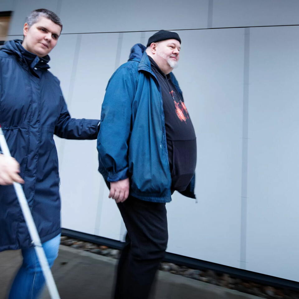 LEDSAGER: Morten Magraff Kjelkenes er med på spennende reiser og gode konserter. Men han kan styre seg for å være med arbeidslederen når Mirnesa Balgic skal på fotballkamp. LEDSAGER: Morten Magraff Kjelkenes er med på spennende reiser og gode konserter. Men han kan styre seg for å være med arbeidslederen når Mirnesa Balgic skal på fotballkamp.