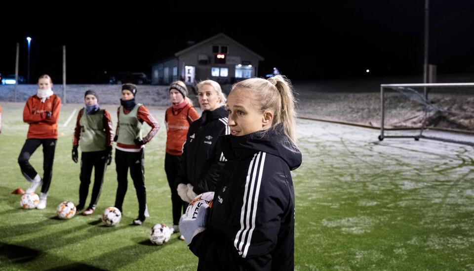 FORBILDER: Maria Olsvik og Mali Lilleås Næss gir treningstips til Skaun jenter 13/14 år FORBILDER: Maria Olsvik og Mali Lilleås Næss gir treningstips til Skaun jenter 13/14 år