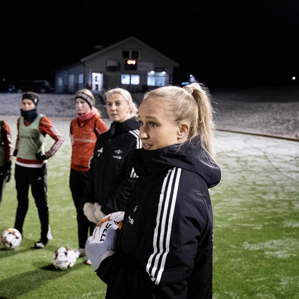 FORBILDER: Maria Olsvik og Mali Lilleås Næss gir treningstips til Skaun jenter 13/14 år FORBILDER: Maria Olsvik og Mali Lilleås Næss gir treningstips til Skaun jenter 13/14 år