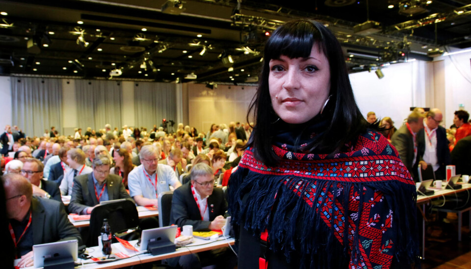 FIKK STØTTE: LO-leder Gerd Kristiansen støttet de streikende Akasia-ansatte i Bergen, og henvendte seg direkte til lederen i Fagforbundet Bergen, Sara Bell, i åpningstalen. FIKK STØTTE: LO-leder Gerd Kristiansen støttet de streikende Akasia-ansatte i Bergen, og henvendte seg direkte til lederen i Fagforbundet Bergen, Sara Bell, i åpningstalen.