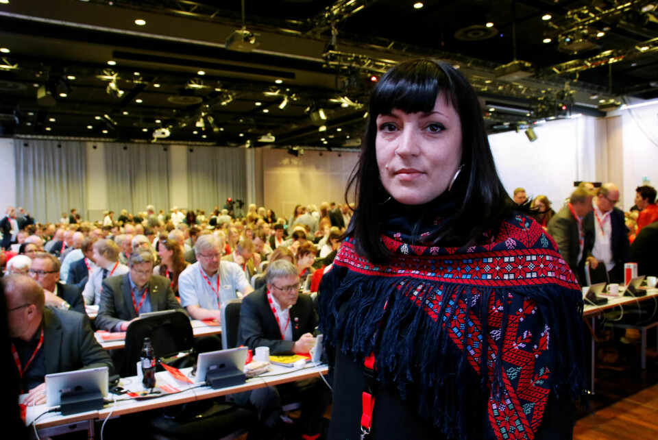FIKK STØTTE: LO-leder Gerd Kristiansen støttet de streikende Akasia-ansatte i Bergen, og henvendte seg direkte til lederen i Fagforbundet Bergen, Sara Bell, i åpningstalen. FIKK STØTTE: LO-leder Gerd Kristiansen støttet de streikende Akasia-ansatte i Bergen, og henvendte seg direkte til lederen i Fagforbundet Bergen, Sara Bell, i åpningstalen.