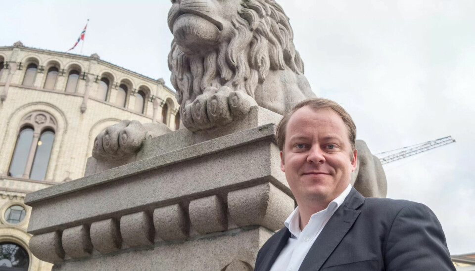 Arbeids- og sosialpolitisk talsperson i Fremskrittspartiet, Erlend Wiborg, klarte ikke å sikre flertall for regjeringens trygdekutt for innvandrere. Arbeids- og sosialpolitisk talsperson i Fremskrittspartiet, Erlend Wiborg, klarte ikke å sikre flertall for regjeringens trygdekutt for innvandrere.
