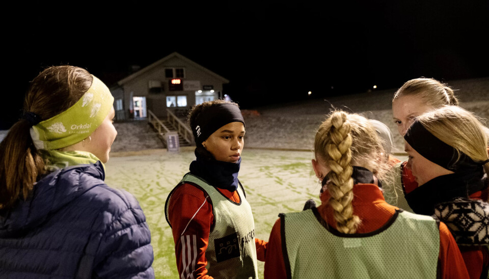 PEPTALK: Karen Nyangau Bjørndalsbakke tar en peptalk med laget under spilløkta. PEPTALK: Karen Nyangau Bjørndalsbakke tar en peptalk med laget under spilløkta.