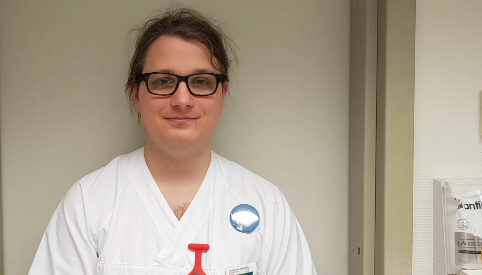 JOBBER MED KREFTPASIENTER:– Vi har et moralsk ansvar for å hindre spredningen nå. Du er selv kanskje ikke i risikosonen, men folk med kreft og lavt immunforsvar må ut og handle i samme butikk som deg, sier sykepleier Eskild Hustvedt. JOBBER MED KREFTPASIENTER:– Vi har et moralsk ansvar for å hindre spredningen nå. Du er selv kanskje ikke i risikosonen, men folk med kreft og lavt immunforsvar må ut og handle i samme butikk som deg, sier sykepleier Eskild Hustvedt.