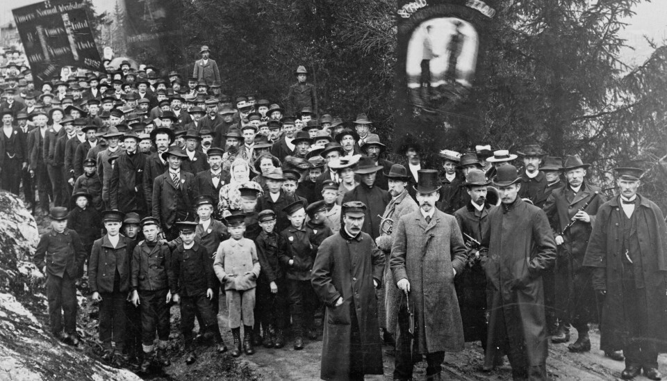 1. mai-demonstrasjon i Gulsvik i Flå, 1906. Med flosshatt og paraply i forgrunnen ser vi dagens hovedtaler, journalisten (Social-Demokraten) Einar Li. 1. mai-demonstrasjon i Gulsvik i Flå, 1906. Med flosshatt og paraply i forgrunnen ser vi dagens hovedtaler, journalisten (Social-Demokraten) Einar Li.