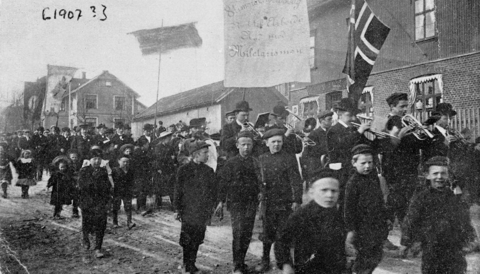 1. mai-demonstrasjon på Lysaker i Bærum, 1907. Paroler: 8 timers Arbeidsdag; Ræt til Arbeide Ned med Miletarismen. 1. mai-demonstrasjon på Lysaker i Bærum, 1907. Paroler: 8 timers Arbeidsdag; Ræt til Arbeide Ned med Miletarismen.