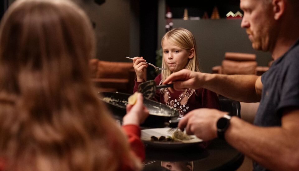 SUNT FOKUS: Hos familien Undheim i Klepp serveres det aller helst hjemmelaget mat, men noen ganger er timeplanene til Mina (9), Alina (7), pappa Marius og de andre så travel at familien må få litt hjelp. Denne tirsdagen er «redningen» ei matkasse levert på døra. SUNT FOKUS: Hos familien Undheim i Klepp serveres det aller helst hjemmelaget mat, men noen ganger er timeplanene til Mina (9), Alina (7), pappa Marius og de andre så travel at familien må få litt hjelp. Denne tirsdagen er «redningen» ei matkasse levert på døra.
