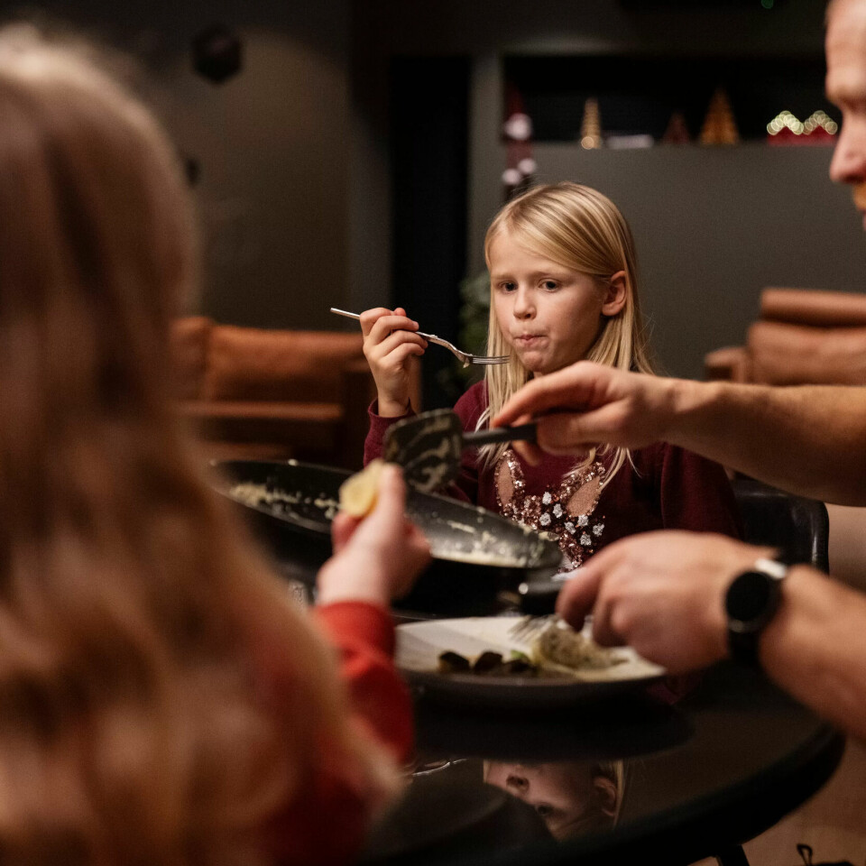 SUNT FOKUS: Hos familien Undheim i Klepp serveres det aller helst hjemmelaget mat, men noen ganger er timeplanene til Mina (9), Alina (7), pappa Marius og de andre så travel at familien må få litt hjelp. Denne tirsdagen er «redningen» ei matkasse levert på døra. SUNT FOKUS: Hos familien Undheim i Klepp serveres det aller helst hjemmelaget mat, men noen ganger er timeplanene til Mina (9), Alina (7), pappa Marius og de andre så travel at familien må få litt hjelp. Denne tirsdagen er «redningen» ei matkasse levert på døra.