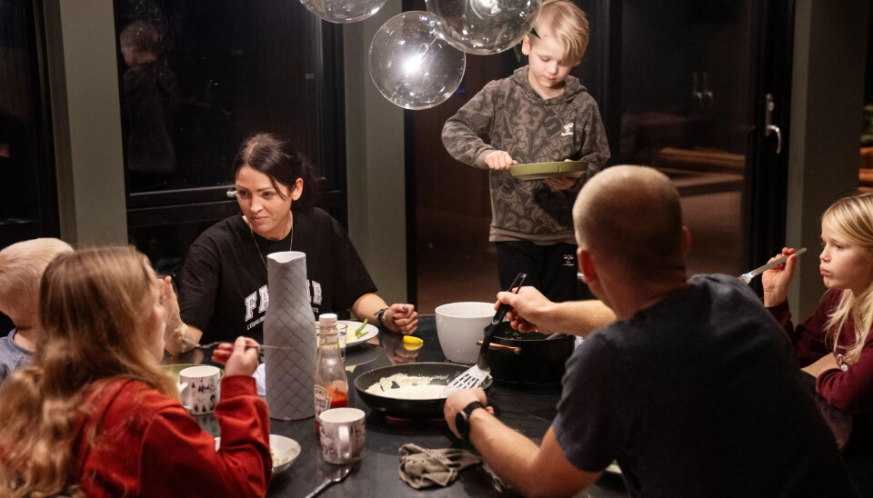 VIKTIG HVERDAGSKOS: Kristin og Marius Undheim og barna (f.v.) Mina (9), Vetle (4), Leander (6) og Alina (7) rundt middagsbordet en tirsdag i november. Mamma Kristin har nettopp vært på kurset Trygge Kropper Trygge Barn. VIKTIG HVERDAGSKOS: Kristin og Marius Undheim og barna (f.v.) Mina (9), Vetle (4), Leander (6) og Alina (7) rundt middagsbordet en tirsdag i november. Mamma Kristin har nettopp vært på kurset Trygge Kropper Trygge Barn.