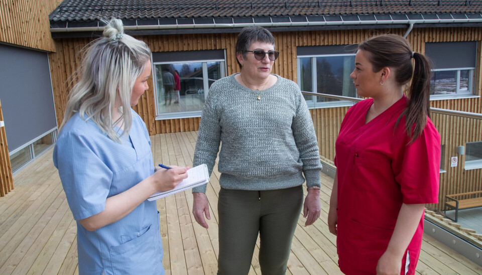 FERSKINGER: Tillitsvalgt Tove Gundersen med de to unge og fornøyde helsefagarbeidere, Silje Bjørnvolden og Malin Elisabeth Moen. FERSKINGER: Tillitsvalgt Tove Gundersen med de to unge og fornøyde helsefagarbeidere, Silje Bjørnvolden og Malin Elisabeth Moen.