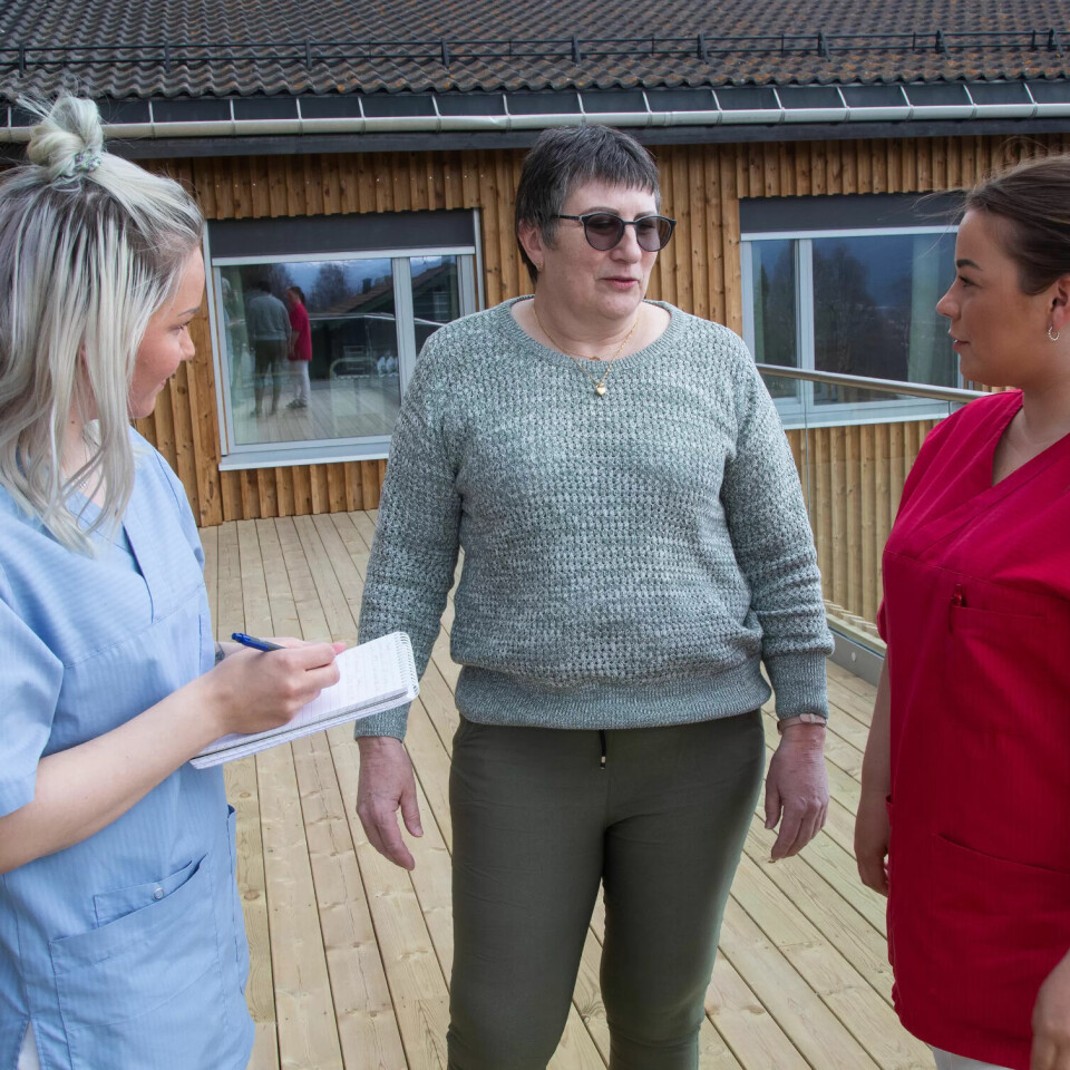 FERSKINGER: Tillitsvalgt Tove Gundersen med de to unge og fornøyde helsefagarbeidere, Silje Bjørnvolden og Malin Elisabeth Moen. FERSKINGER: Tillitsvalgt Tove Gundersen med de to unge og fornøyde helsefagarbeidere, Silje Bjørnvolden og Malin Elisabeth Moen.