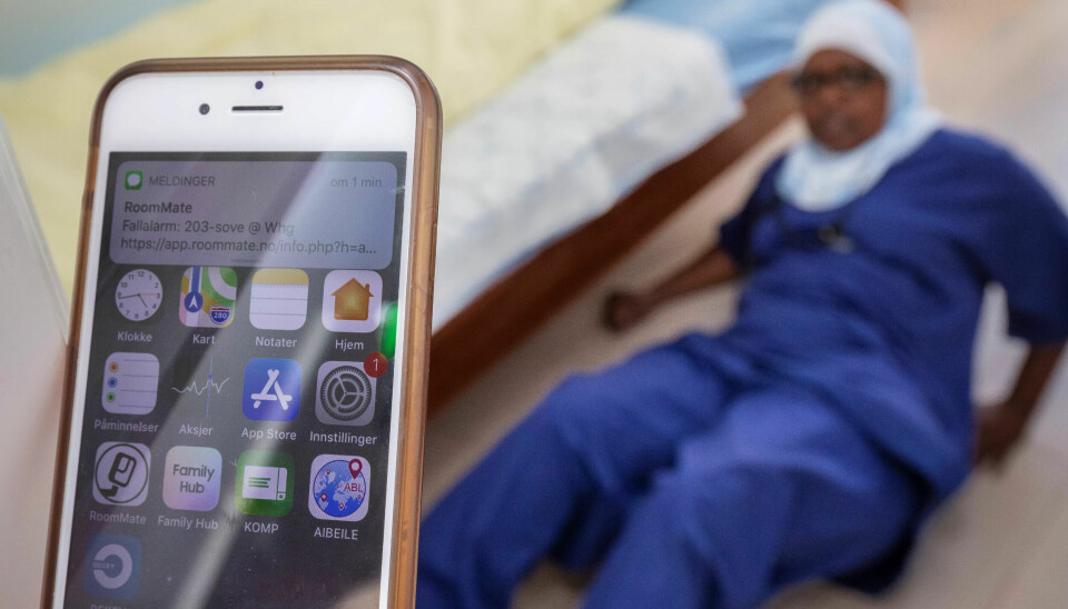 SENSORER VARSLER: Husøkonom Halimo Hoosh demonstrerer hva som skjer hvis en av beboerne faller ut av sengen. Alarmen går på mobilen. SENSORER VARSLER: Husøkonom Halimo Hoosh demonstrerer hva som skjer hvis en av beboerne faller ut av sengen. Alarmen går på mobilen.